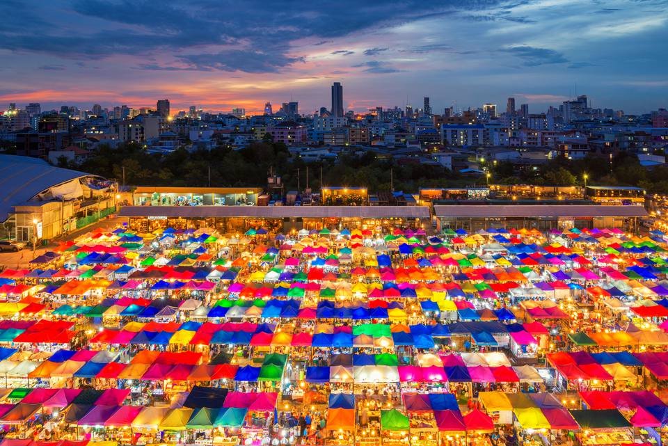 Chợ cuối tuần Jatujak: Chợ cuối tuần Jatujak (hay còn gọi là Chatuchak) ở Bangkok là một trong những ngôi chợ lớn nhất ở châu Á. Nơi đây rộng gần 150.000 m2 với hàng nghìn nhà cung cấp, khoảng 200.000 cửa hàng vào cuối tuần. Các du khách tới đây có thể dễ dàng tìm thấy những món đồ thủ công mỹ nghệ "made in Thailand" xinh xắn, quần áo, hàng gia dụng và thậm chí là vật nuôi. Tuy nhiên, chợ có nhược điểm là đông đúc. Du khách có thể rất dễ bị lạc trong mạng lưới mê cung các quầy hàng. Nếu bạn ghét sự đông đúc nhưng vẫn muốn đến Chatuchak, 9h sáng và 4h chiều là khoảng thời gian thích hợp.